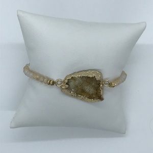 Beaded stretchy bracelet with stone